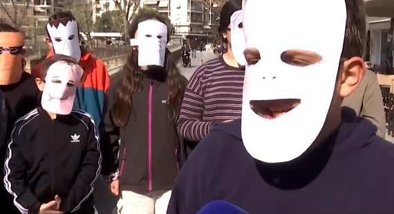 "Δεν θέλουμε να συνεχιστεί η βία στα σχολεία": Μαθητές στη Θεσσαλονίκη "φωνάζουν" κατά του bullying σε εκδήλωση για την Πανελλήνια Ημέρα κατά του σχολικού εκφοβισμού