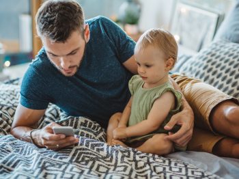 Πώς η απασχόληση των γονιών με τα κινητά τους μπροστά στα παιδιά επηρεάζει τη συναισθηματική νοημοσύνη τους