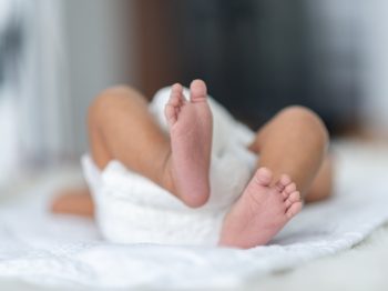 Τραγωδία στην Πάτρα: Βρήκαν νεκρό το 2,5 μηνών μωράκι τους στην κούνια του