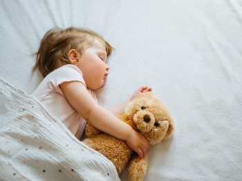 Παγκόσμια Ημέρα Ύπνου: Πόσες ώρες τελικά πρέπει να κοιμούνται τα παιδιά ανάλογα με την ηλικία τους;