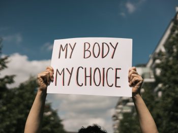 "Το σώμα σας ανήκει σε εσάς": Κατοχυρώθηκε συνταγματικά το δικαίωμα στην άμβλωση στη Γαλλία