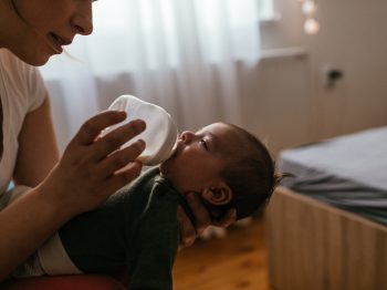 "Το υγιές μωρό τρώει όποτε θέλει, χωρίς ωράρια, και όσο θέλει": Πότε οι παιδίατροι που προτείνουν "ξένο γάλα" ταλαιπωρούν μαμά και μωρό