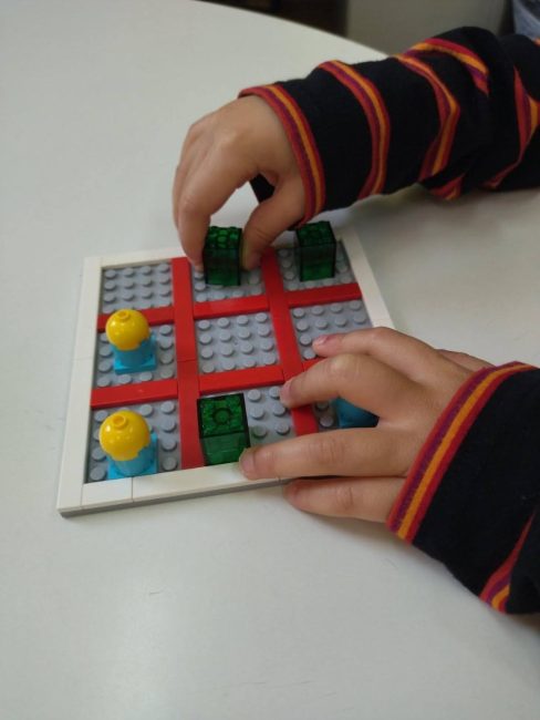 Επιτραπέζιο παιχνίδι για τυφλούς, από επαναχρησιμοποιημένα τουβλάκια, κατασκεύασαν μαθητές του Ειδικού Γυμνασίου-Λυκείου Κωφών και Βαρηκόων Θεσσαλονίκης