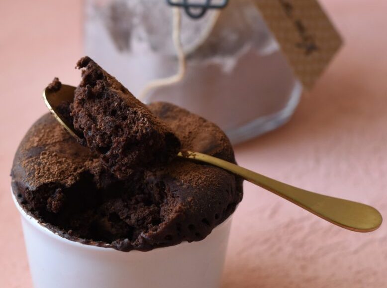 Ατομικό σοκολατένιο κέικ σε 1 λεπτό