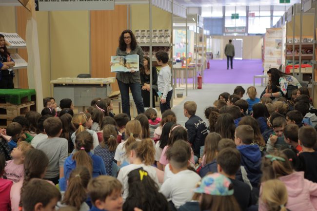 Η Εύη Τσιτιρίδου-Χριστοφορίδου, η νηπιαγωγός που βραβεύτηκε για τον τρόπο που μαθαίνει στα παιδιά να αγαπούν τα βιβλία, εξηγεί στο TheMamagers γιατί "το βιβλίο είναι ο διαρκής φίλος μας στο σχολείο"