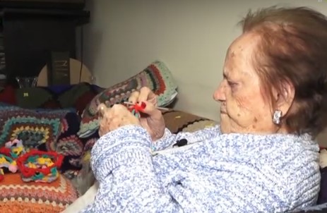 Μια 94χρονη γιαγιά πλέκει κασκόλ και τα δωρίζει σε όλα τα παιδιά του κόσμου