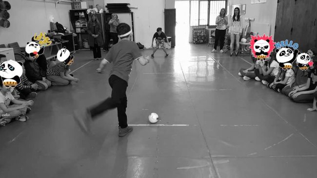 «Μία μπάλα για όλους»: Η δράση που ενώνει τα παιδιά με και χωρίς προβλήματα όρασης