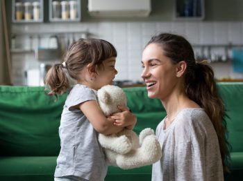 Πειθαρχία χωρίς φωνές: Ο ψυχοθεραπευτής Αριστοτέλης Βάθης μας εξηγεί πώς να εφαρμόσουμε τη θετική γονεϊκότητα