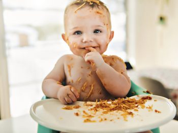 Εκνευρίζεσαι όταν το παιδί τρώει και τα ρίχνει όλα κάτω; Δες πώς μπορείς να το διαχειριστείς