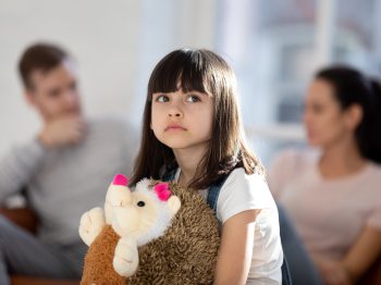 Παγκόσμια Ημέρα Ενημέρωσης για την γονική αποξένωση: Μια χειριστική συμπεριφορά που θεωρείται παιδική κακοποίηση