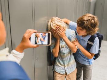 "Έρχονται παιδιά με χαρακιές στα χέρια τους, βγάζουν τούφες από τα μαλλιά τους": H εκδήλωση της Αμερικανικής Γεωργικής Σχολής για την ενδοσχολική βία και τον εκφοβισμό
