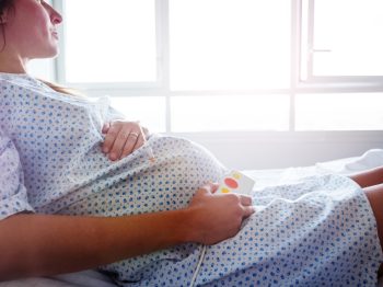 Αδιανόητο περιστατικό: Σε νοσοκομείο της Πράγας μπερδεύτηκαν... κι έκαναν άμβλωση σε έγκυο χωρίς να το θέλει!