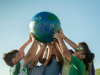 Παγκόσμια Ημέρα της Γης: Πώς μιλάμε στα παιδιά για την κλιματική αλλαγή;