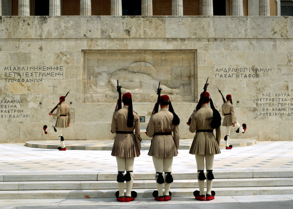 Έλληνες γονείς έκαναν viral... την αλλαγή φρουράς των Ευζώνων στην Αθήνα- Το βίντεο με τον γιο τους