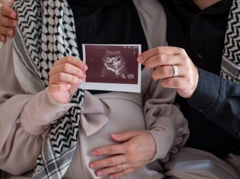 Γάζα: Ένα κοριτσάκι γεννήθηκε με καισαρική μετά τον θάνατο της μητέρας της σε ισραηλινό πλήγμα στη Ράφα