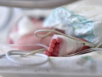 "Η γυναίκα είναι έγκυος και είναι μέσα στα κρατητήρια": Ελεύθεροι με περιοριστικούς όρους οι γονείς του βρέφους στην Κω