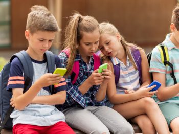 Παιδιά 5-7 ετών με smartphones: Βρετανική έκθεση δείχνει ότι οι γονείς επιτρέπουν στα μικρά παιδιά να έχουν προφίλ σε μέσα κοινωνικής δικτύωσης