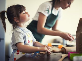 10 λόγοι για να φτιάξεις τα Πασχαλινά κουλουράκια μαζί με τα παιδιά (όσο ετών κι αν είναι)