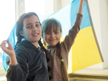 Το πρώτο σχολείο-καταφύγιο στην Ουκρανία: Μαθητές στο Χαρκόβο κάνουν μάθημα 6 μέτρα κάτω από την επιφάνεια της γης