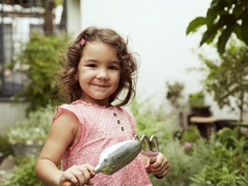 Πώς θα φτιάξεις έναν μικρό κήπο με τα παιδιά; 8 οφέλη και 3 απίθανες ιδέες